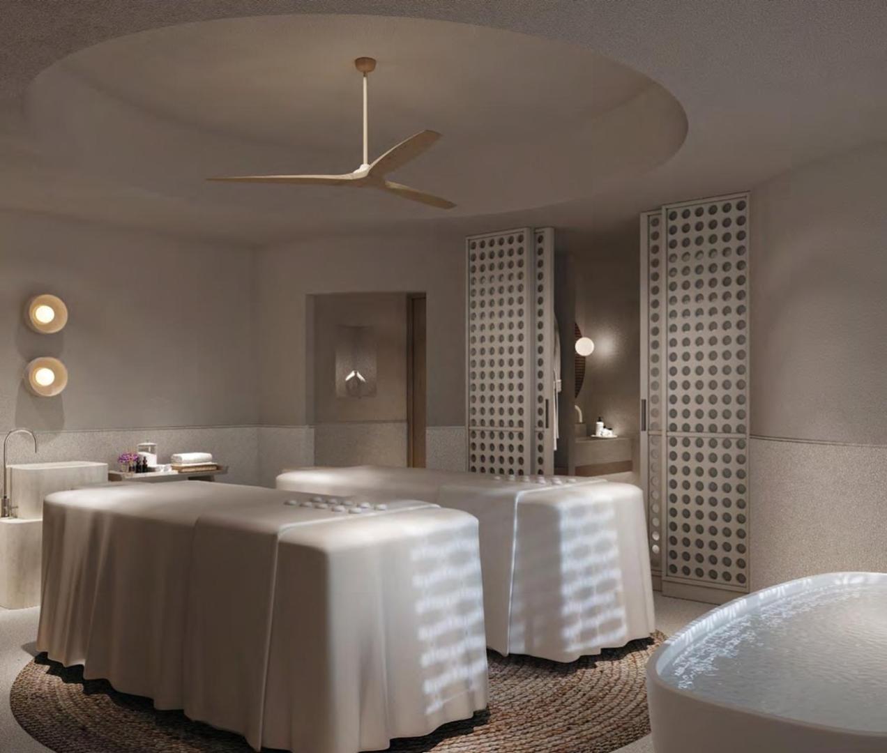 Centara Karon Resort Phuket spa procedūru telpa ar divām masāžas gultām, siltu apgaismojumu un relaksējošu interjeru Puketas kūrortā