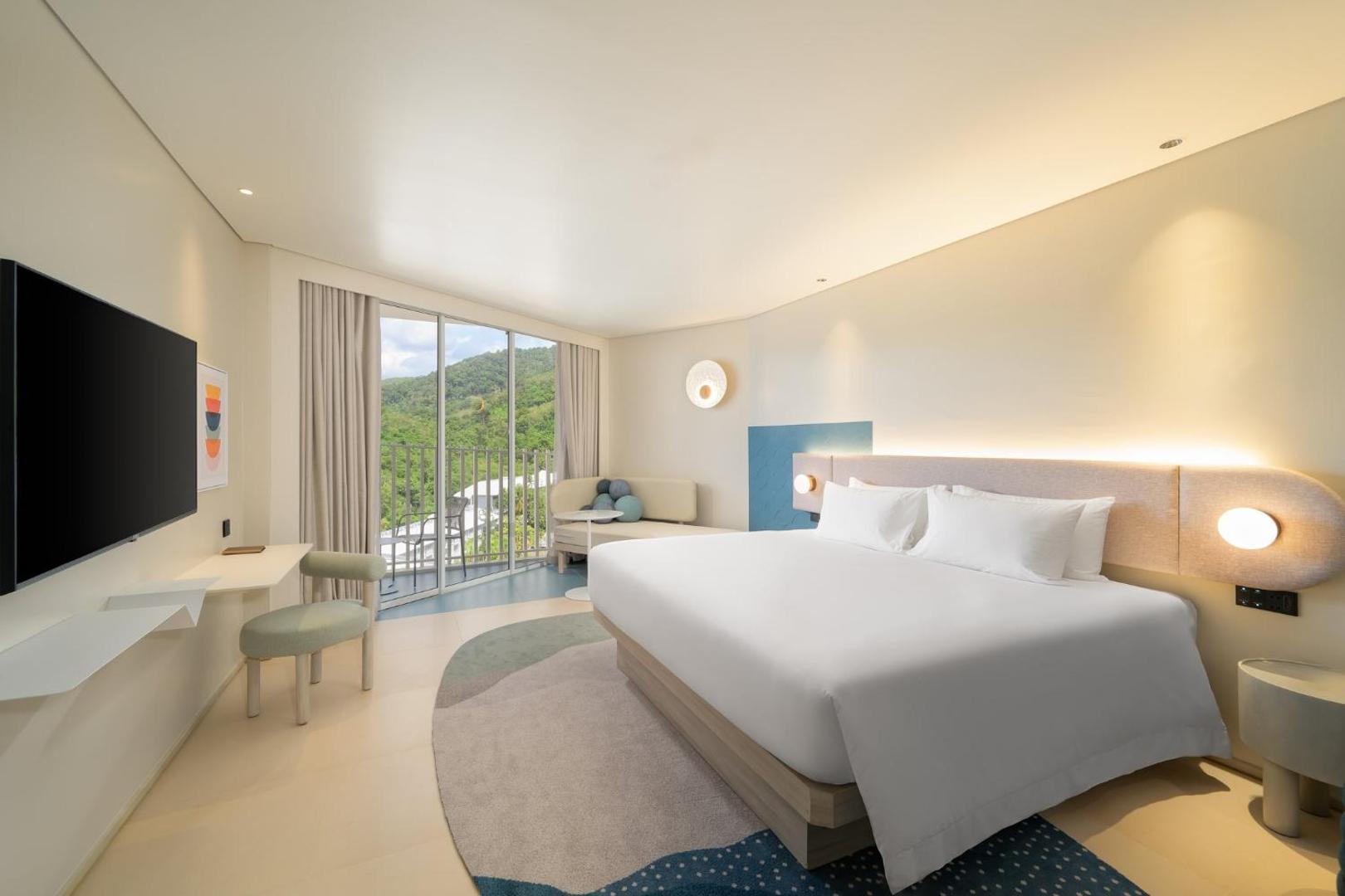 Centara Karon Resort Phuket elegants numurs ar panorāmas logiem uz kalniem un minimālistisku interjeru Puketā