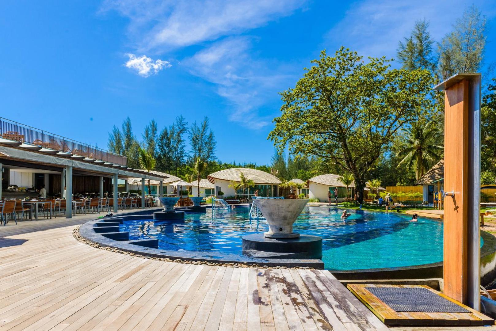 Mai Khao Lak Beach Resort & Spa āra baseins ar koka terasi, restorāna zonu un bungalo tipa numuriem tropu dārzā