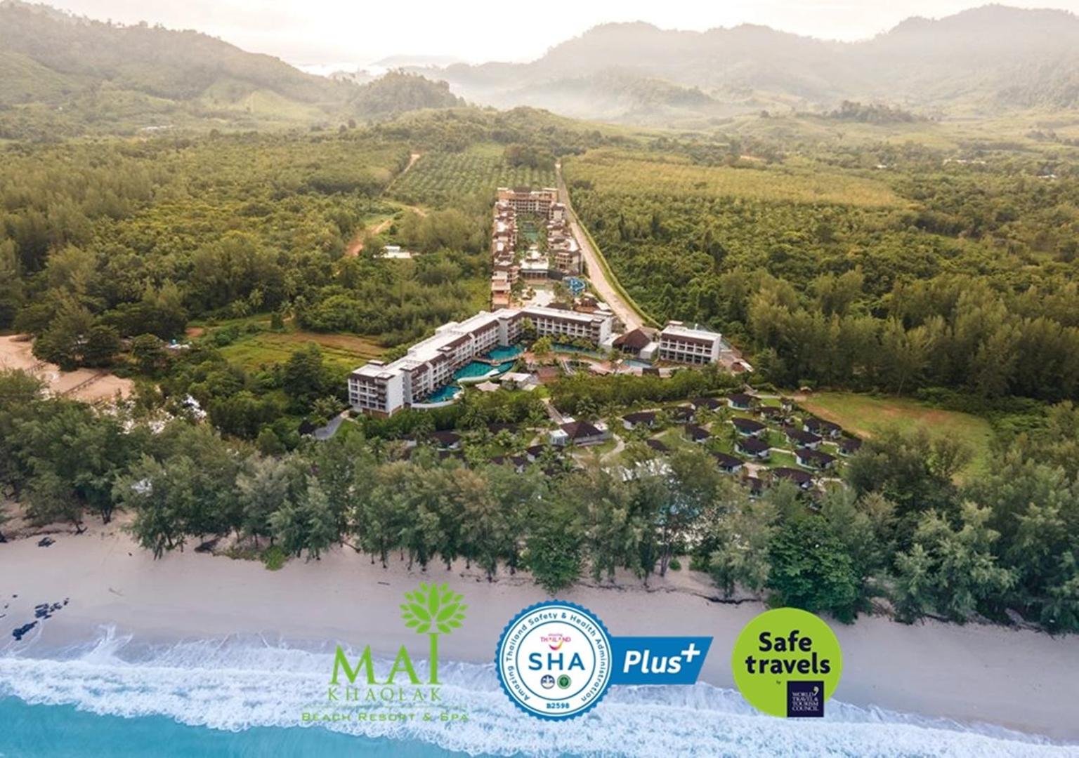 Mai Khao Lak Beach Resort & Spa panorāmas skats no putna lidojuma uz pludmali, džungļiem un viesnīcas kompleksu Khao Lak reģionā