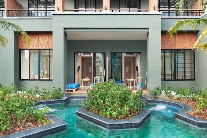 Mai Khao Lak Beach Resort & Spa numuri ar tiešu piekļuvi baseinam, ko ieskauj tropu augi un dekoratīvi dārza elementi