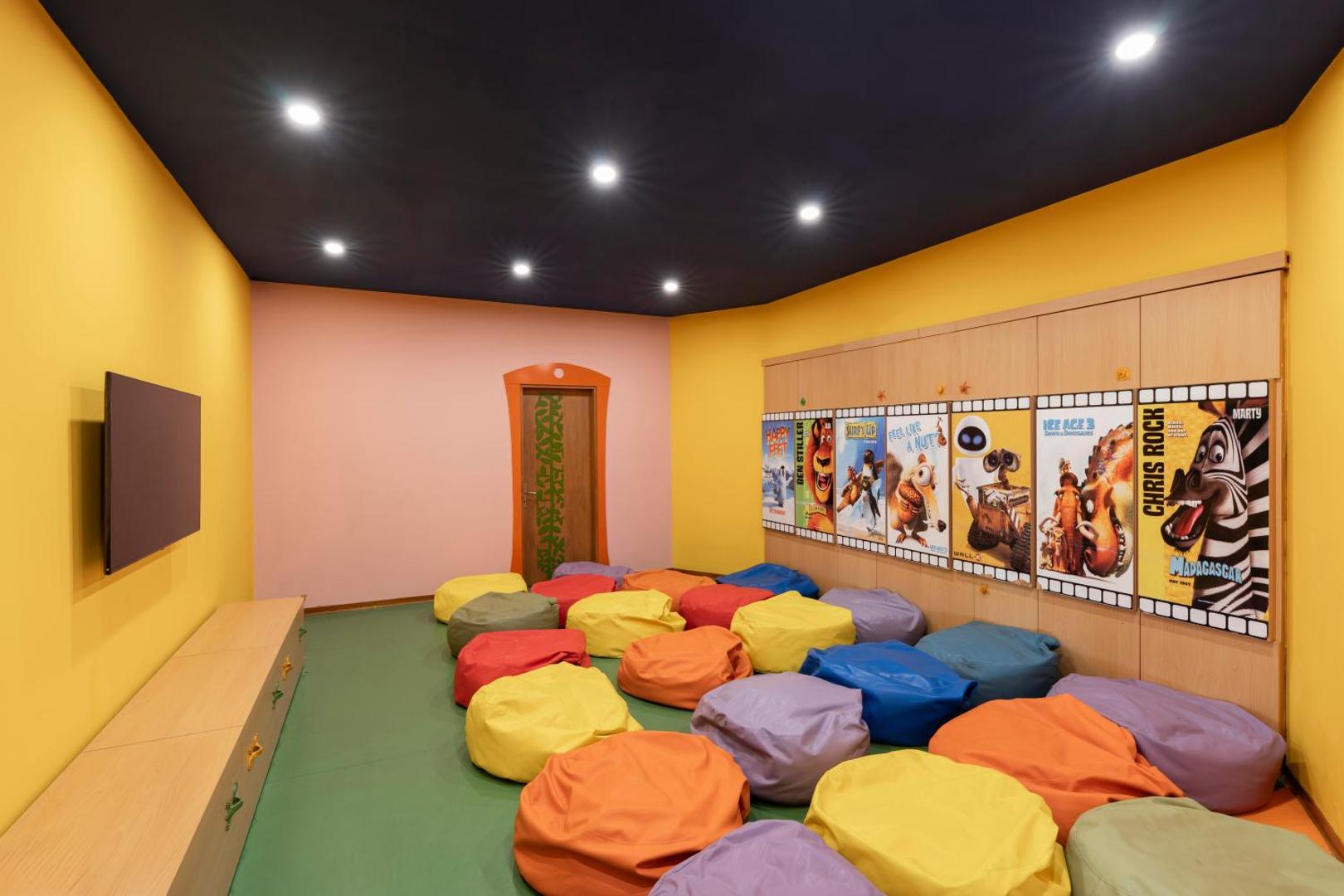 Limak Limra Hotel & Resort bērnu kino zāle ar krāsainiem sēžammaisiem un multfilmu plakātiem pie sienām