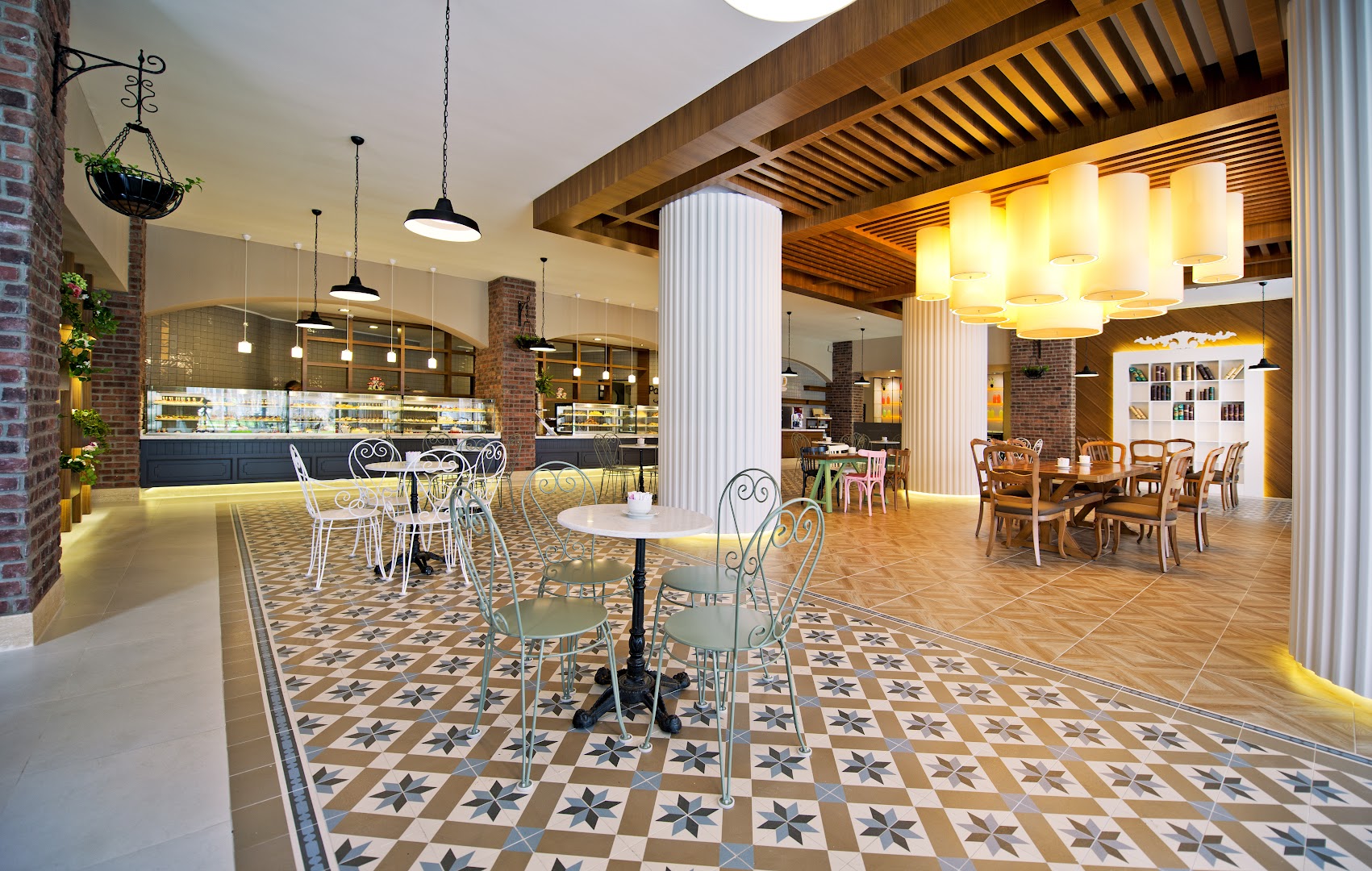 Limak Limra Hotel & Resort stilīga konditoreja ar rakstainām flīzēm, pasteļtoņu krēsliem un plašu desertu vitrīnu viesnīcas iekštelpās.