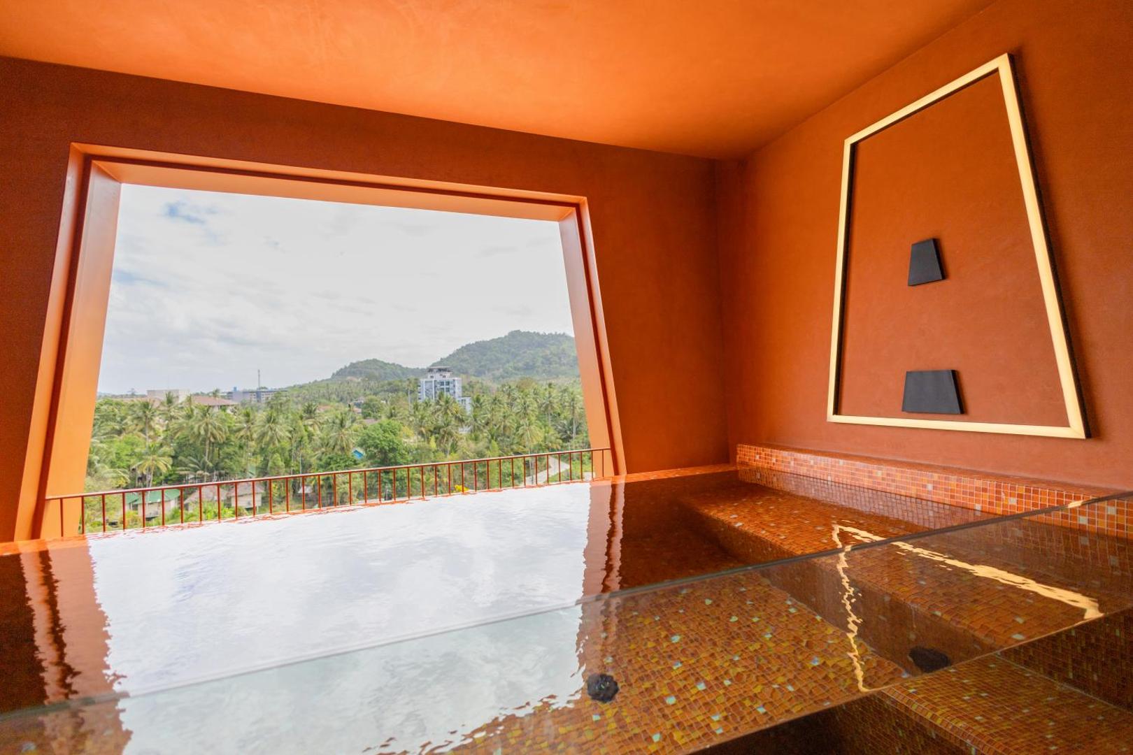 Hotel Adam Krabi numura privātais baseins ar skatu uz kalniem un tropu mežu — moderna interjera detaļas un terakotas toņi