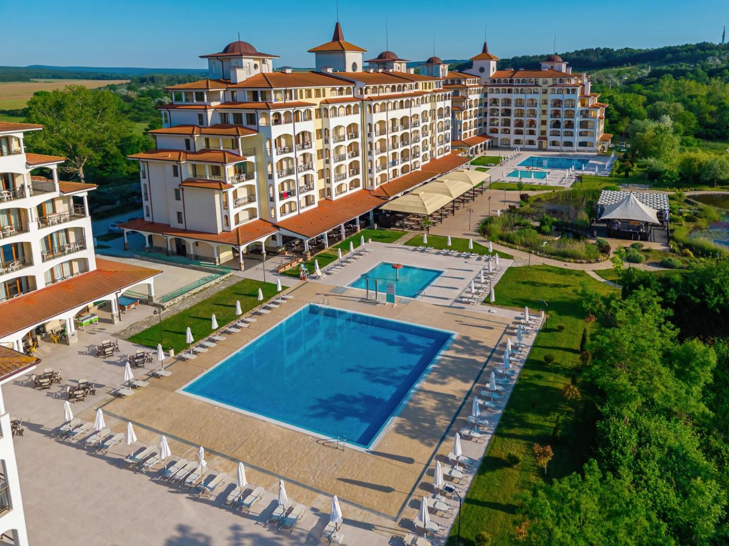 Sunrise All Suites Resort panorāmas skats ar āra baseiniem un viesnīcas korpusiem Obzorā, Bulgārijā — plaša teritorija dabas ielokā