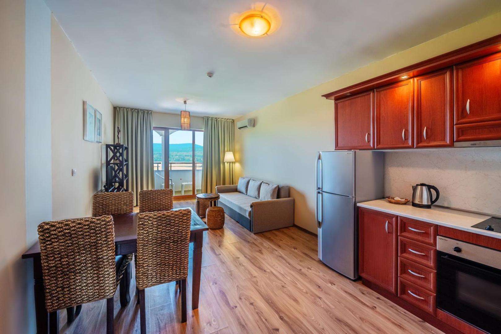 Sunrise All Suites Resort apartamenti ar pilnībā aprīkotu virtuves zonu, ledusskapi un ēdamgaldu — ideāli piemēroti ilgākai palikšanai