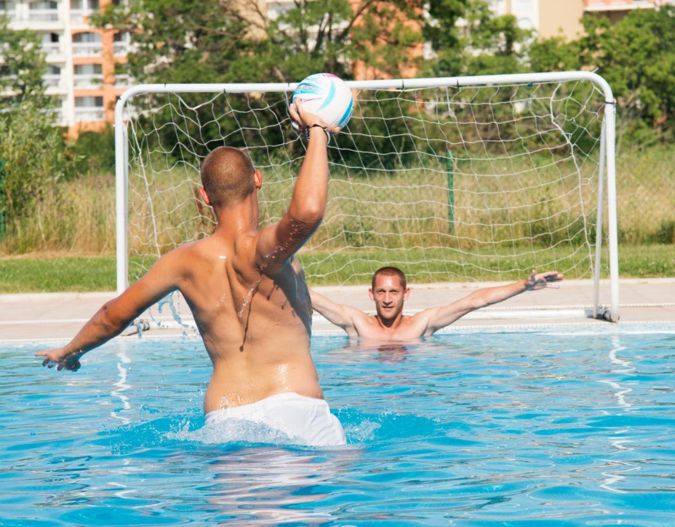 Viesi spēlē ūdenspolo Sunrise All Suites Resort baseinā — aktīvās atpūtas iespējas un sporta aktivitātes ūdenī