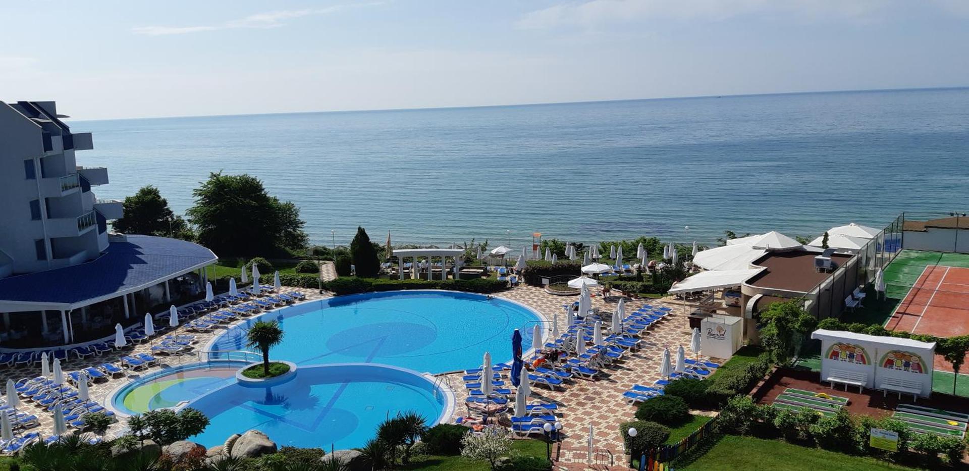 Sineva Beach viesnīcas panorāmas skats uz āra baseinu kompleksu, tenisa kortu un Melno jūru Saulainajā krastā, Bulgārijā