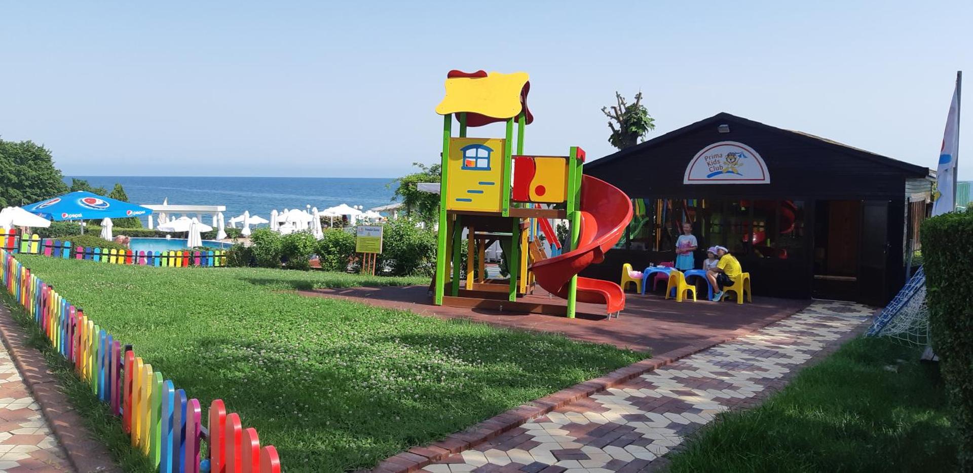 Sineva Beach bērnu rotaļu laukums ar slidkalniņu un bērnu klubu piekrastē ar skatu uz Melno jūru
