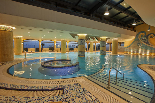 Alua Sunny Beach Resort & Spa iekštelpu spa baseins ar mozaīkas flīzēm, kolonnām un masāžas strūklām relaksācijai