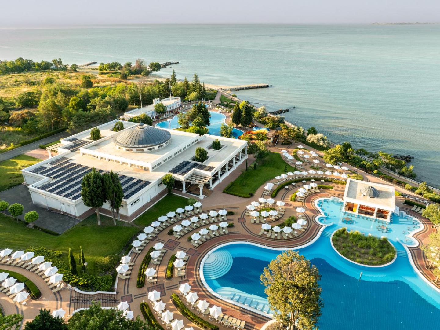 Alua Sunny Beach Resort & Spa aerofoto ar baseiniem, sauļošanās zonām un zaļo teritoriju tieši pie Melnās jūras krasta