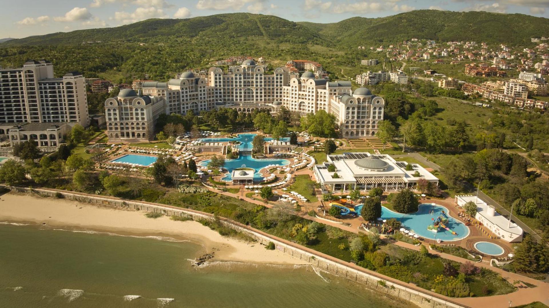 Alua Sunny Beach Resort & Spa skats no putna lidojuma uz pludmali, baseiniem un bērnu akvaparku Melnās jūras piekrastē