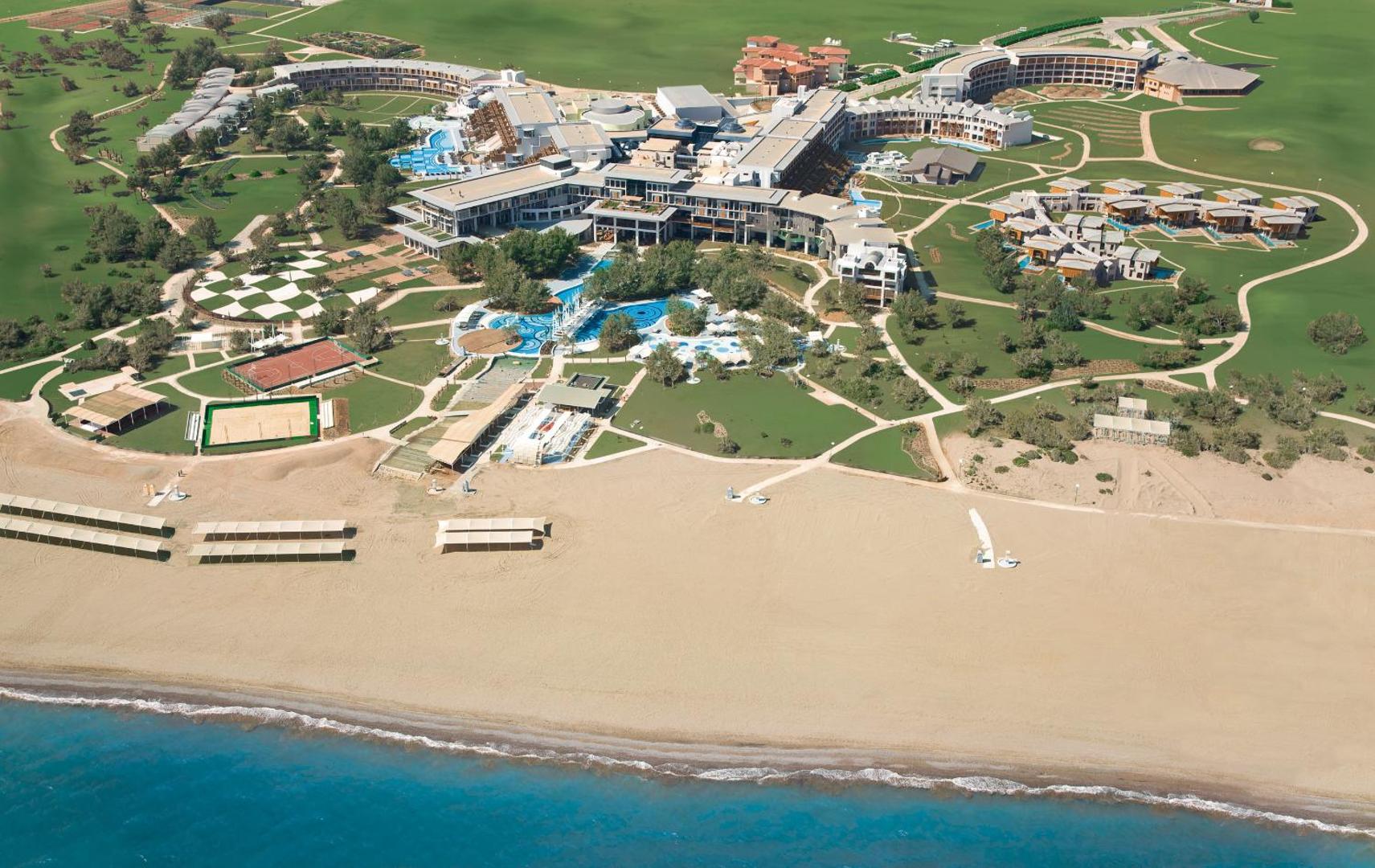 Lykia World Antalya viesnīcas panorāmas skats no putna lidojuma uz plašo teritoriju, smilšu pludmali, baseiniem un sporta laukumiem Belekas piekrastē