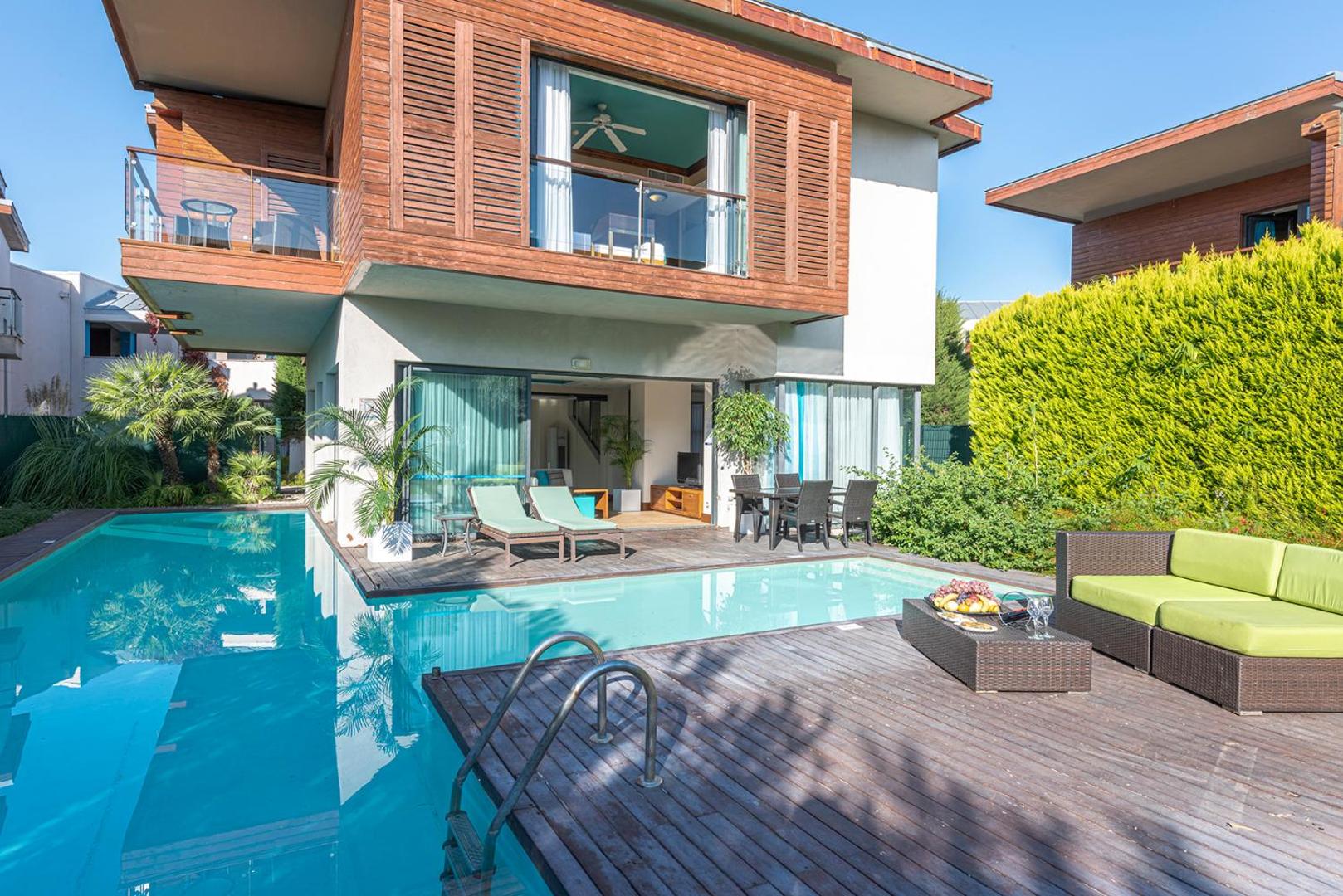 Lykia World Antalya divstāvu bungalo ar privātu baseinu, koka terasi, sauļošanās krēsliem un koptu dārzu kūrorta teritorijā