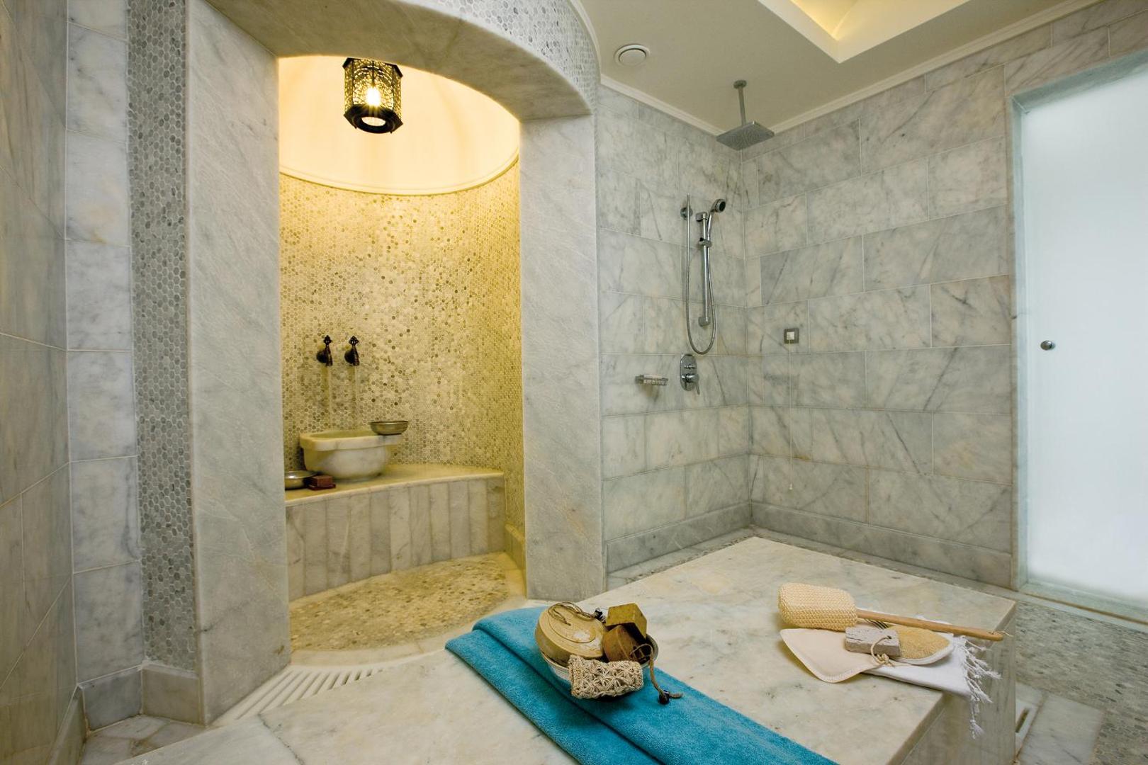 Lykia World Antalya spa centra marmora hamams ar tradicionālo mazgāšanās zonu un akmens soliem relaksācijai.