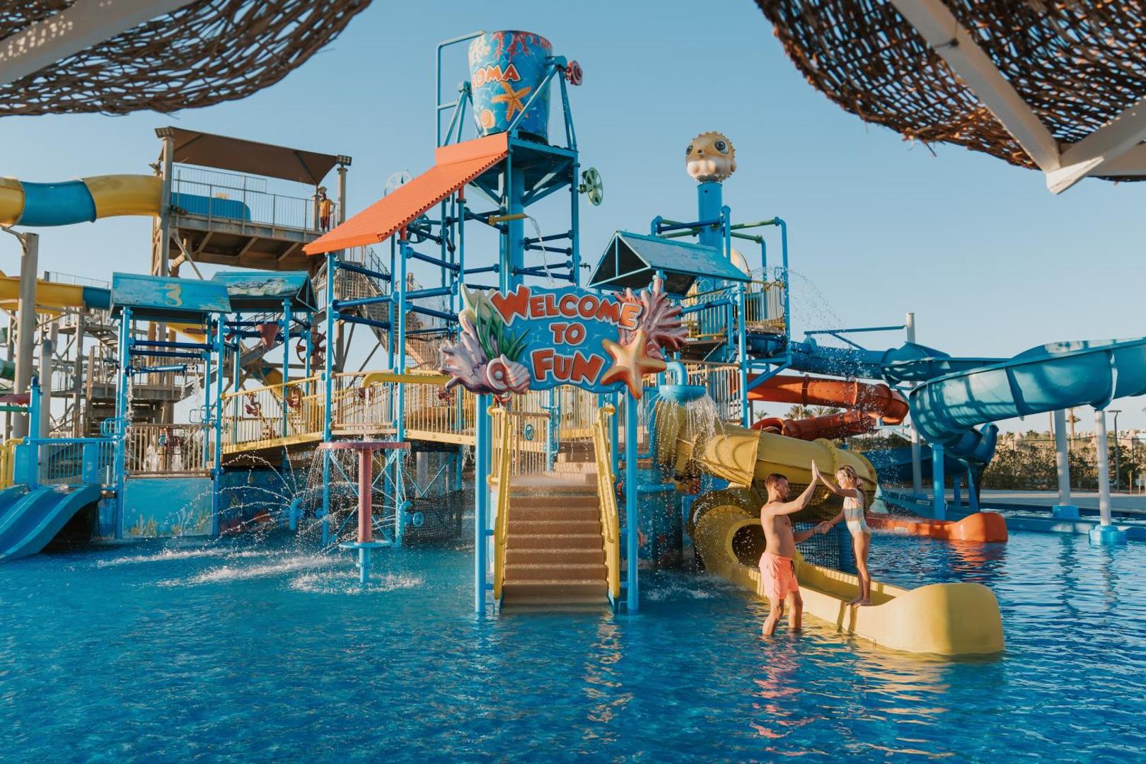 Sheraton Soma Bay Resort bērnu akvaparks ar krāsainiem slidkalniņiem un ūdens atrakcijām Somabejas kūrortā, Ēģiptē — sekls baseins ģimenēm