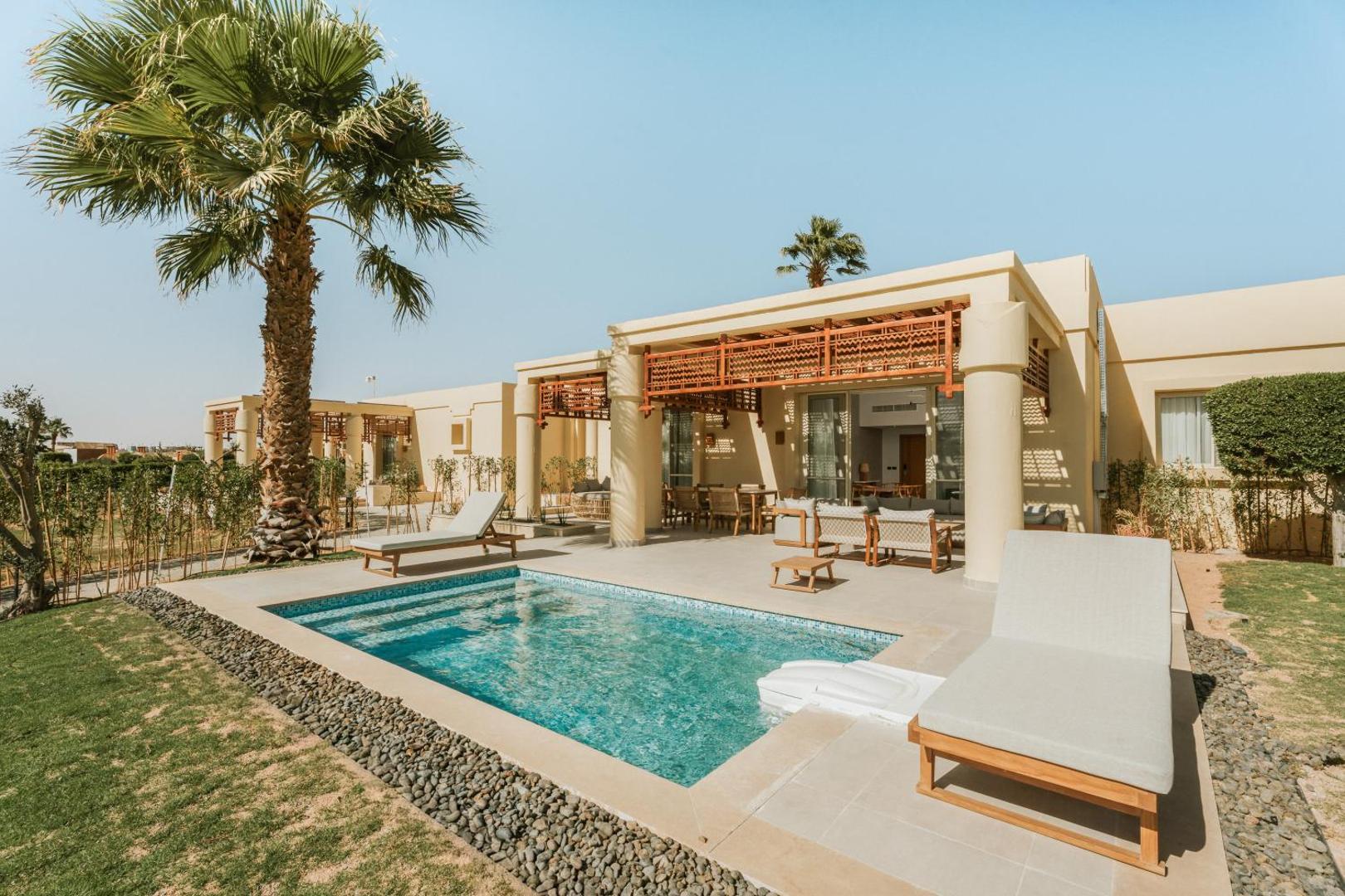 Sheraton Soma Bay Resort bungalo tipa numurs ar privātu baseinu, terasi un palmu dārzu Somabejas piekrastē