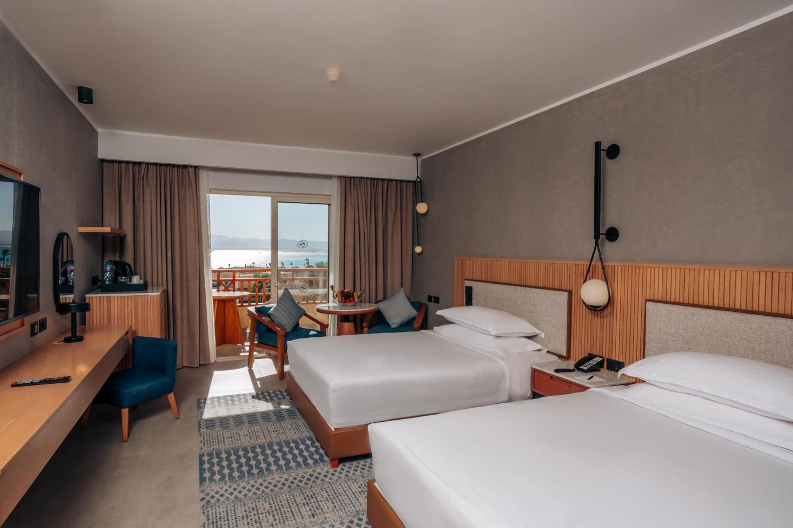 Sheraton Soma Bay Resort numurs ar skatu uz Sarkano jūru, divām gultām un atpūtas zonu pie loga