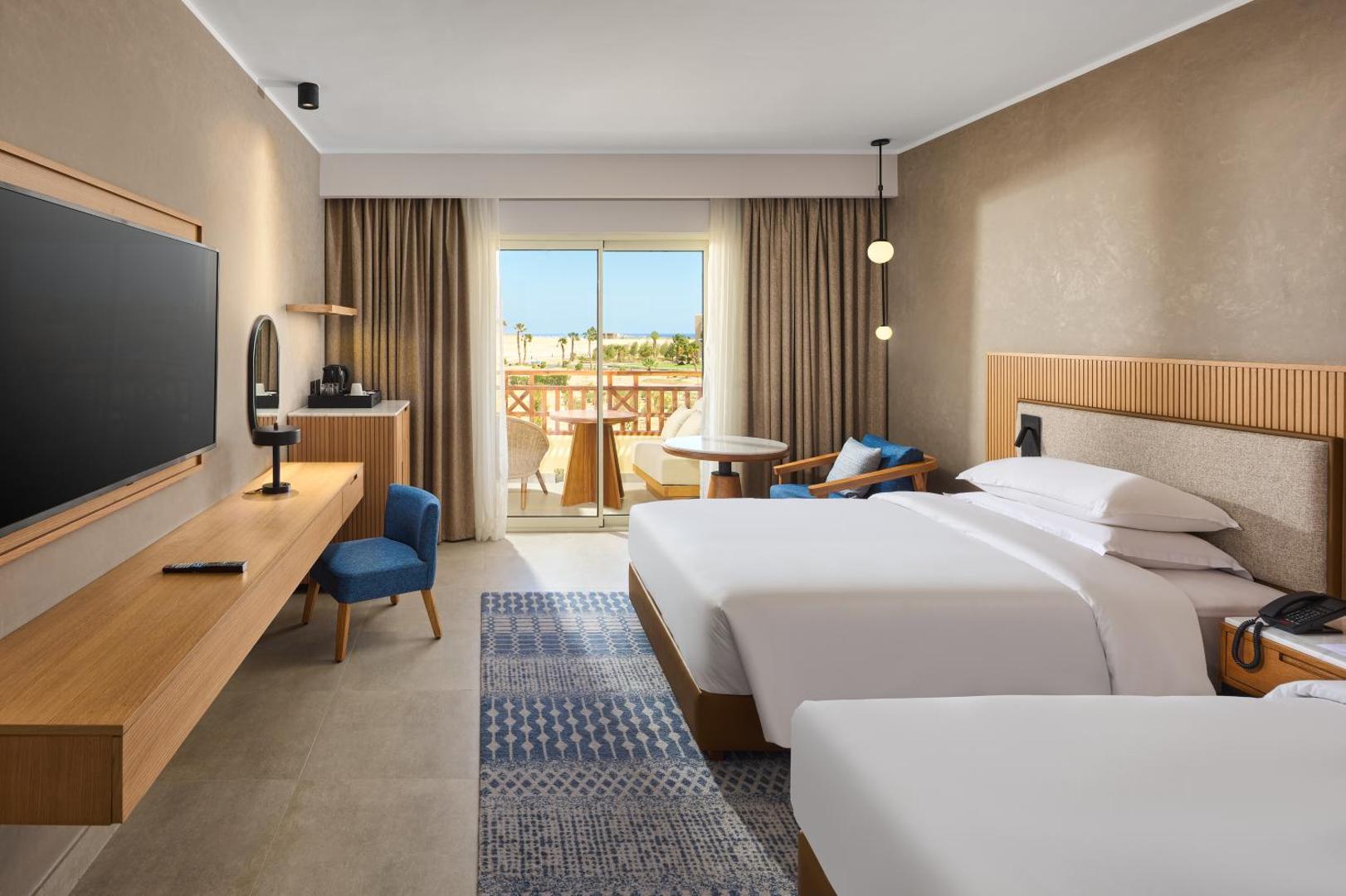 Sheraton Soma Bay Resort gaišs numurs ar divām gultām, balkonu, skatu uz jūru un modernu koka apdari
