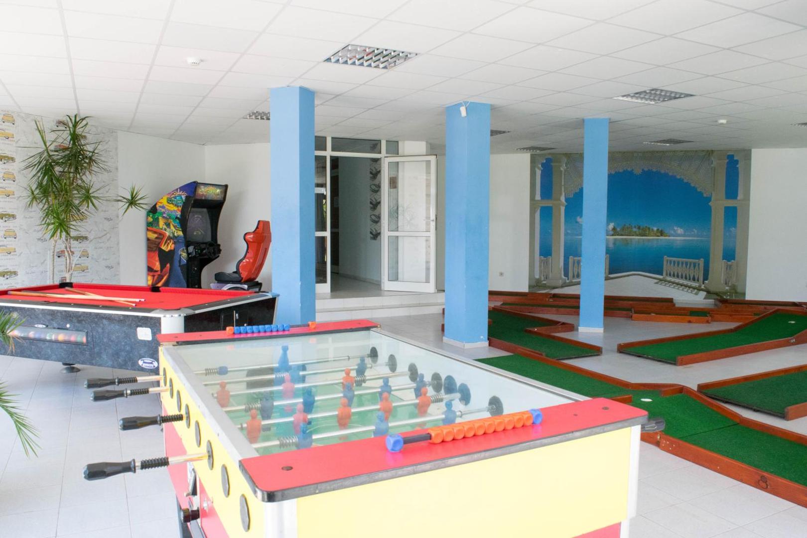 Sineva Park spēļu telpa ar biljarda galdu, galda futbolu, minigolfu un izklaides automātiem