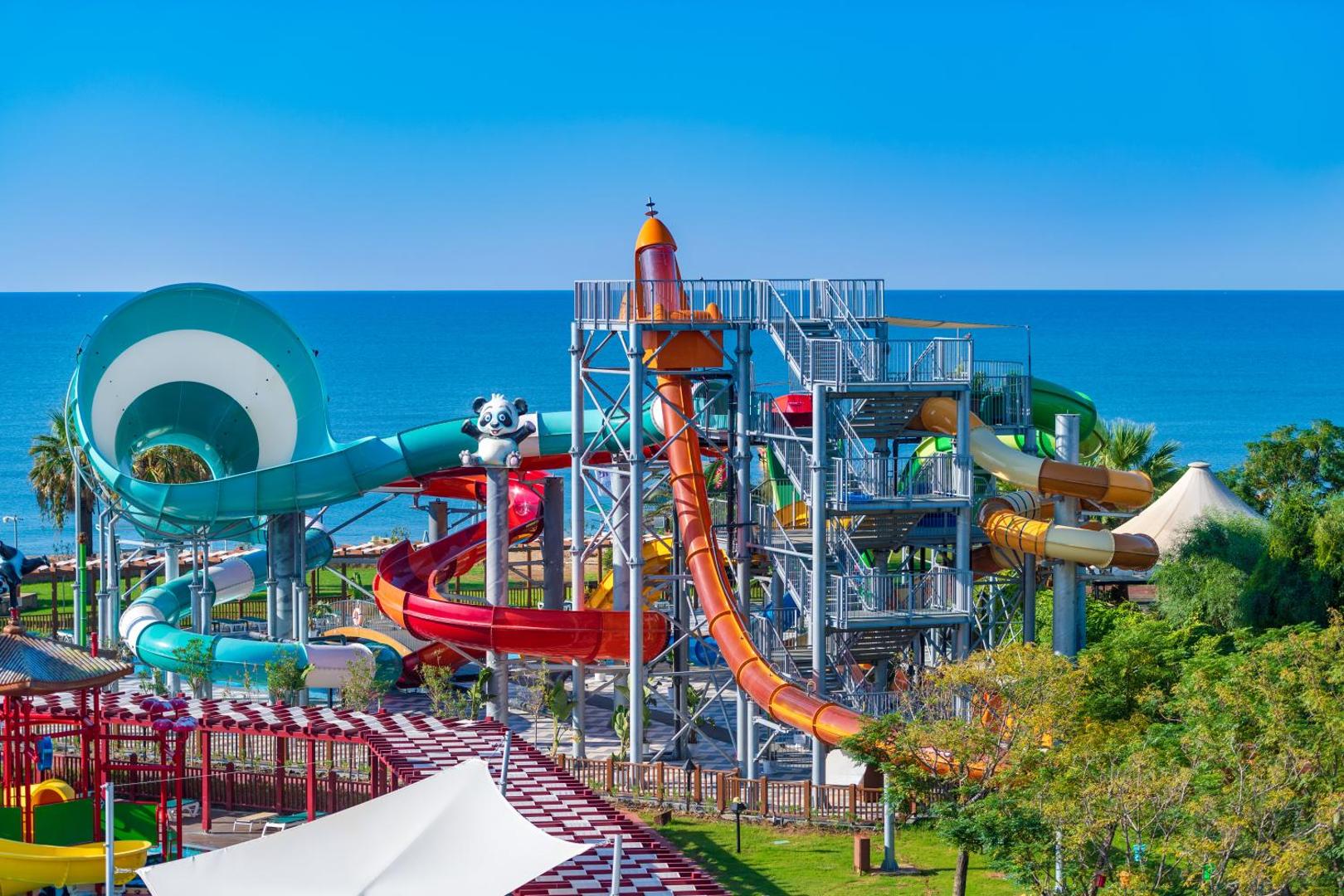 Megasaray Club Belek akvaparks ar krāsainiem ūdens slidkalniņiem un skatu uz Vidusjūru piekrastes zonā, Belekā
