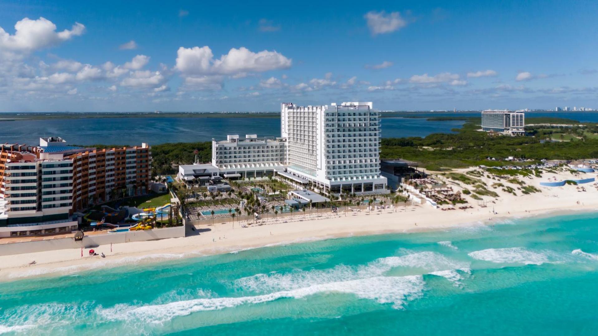 RIU Ventura panorāmas skats uz viesnīcas kompleksu, Karību jūras piekrasti un balto smilšu pludmali Kankunā, Meksikā