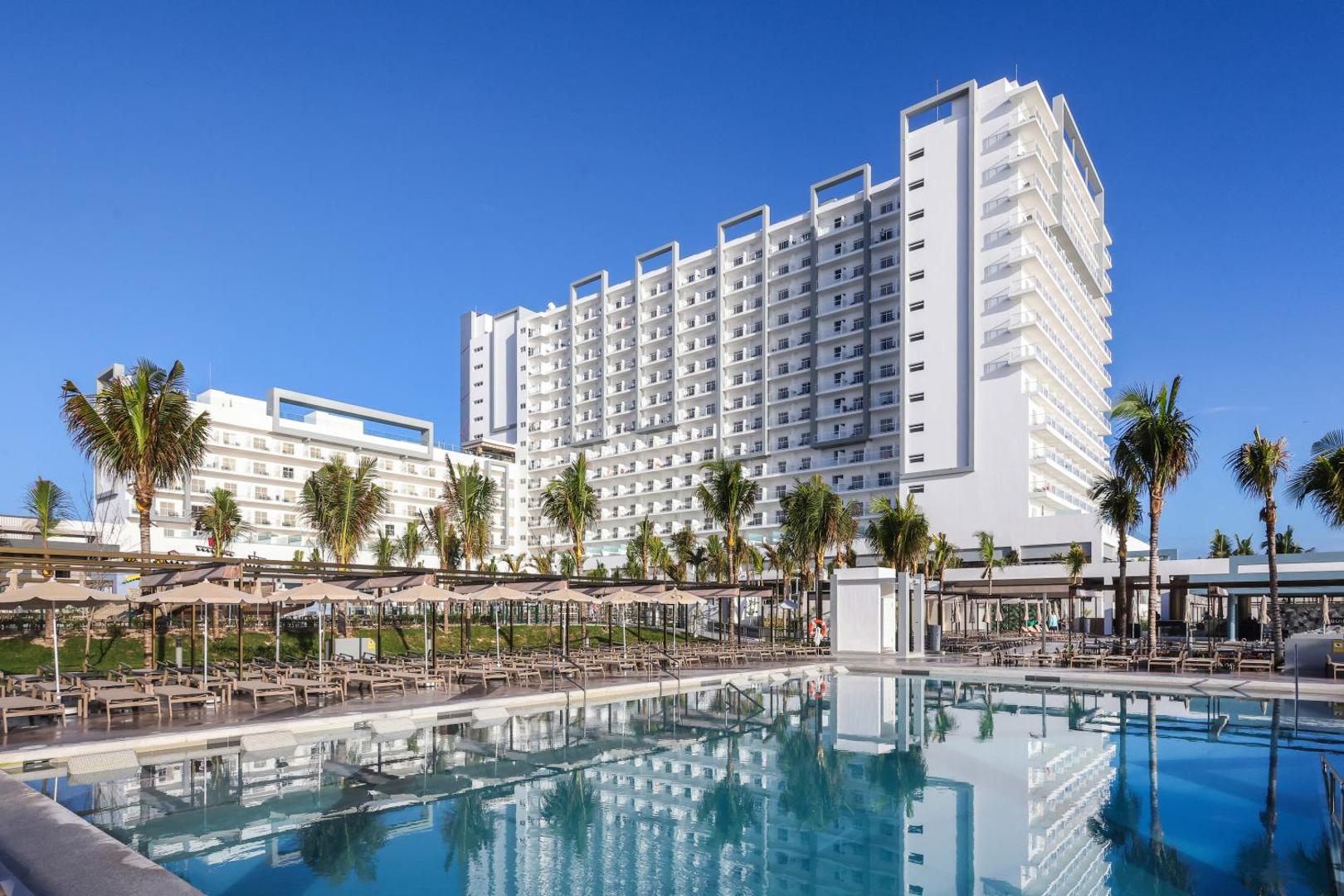 RIU Ventura viesnīcas galvenā ēka un lielais āra baseins Kankunā — moderna daudzstāvu arhitektūra un plaša atpūtas zona