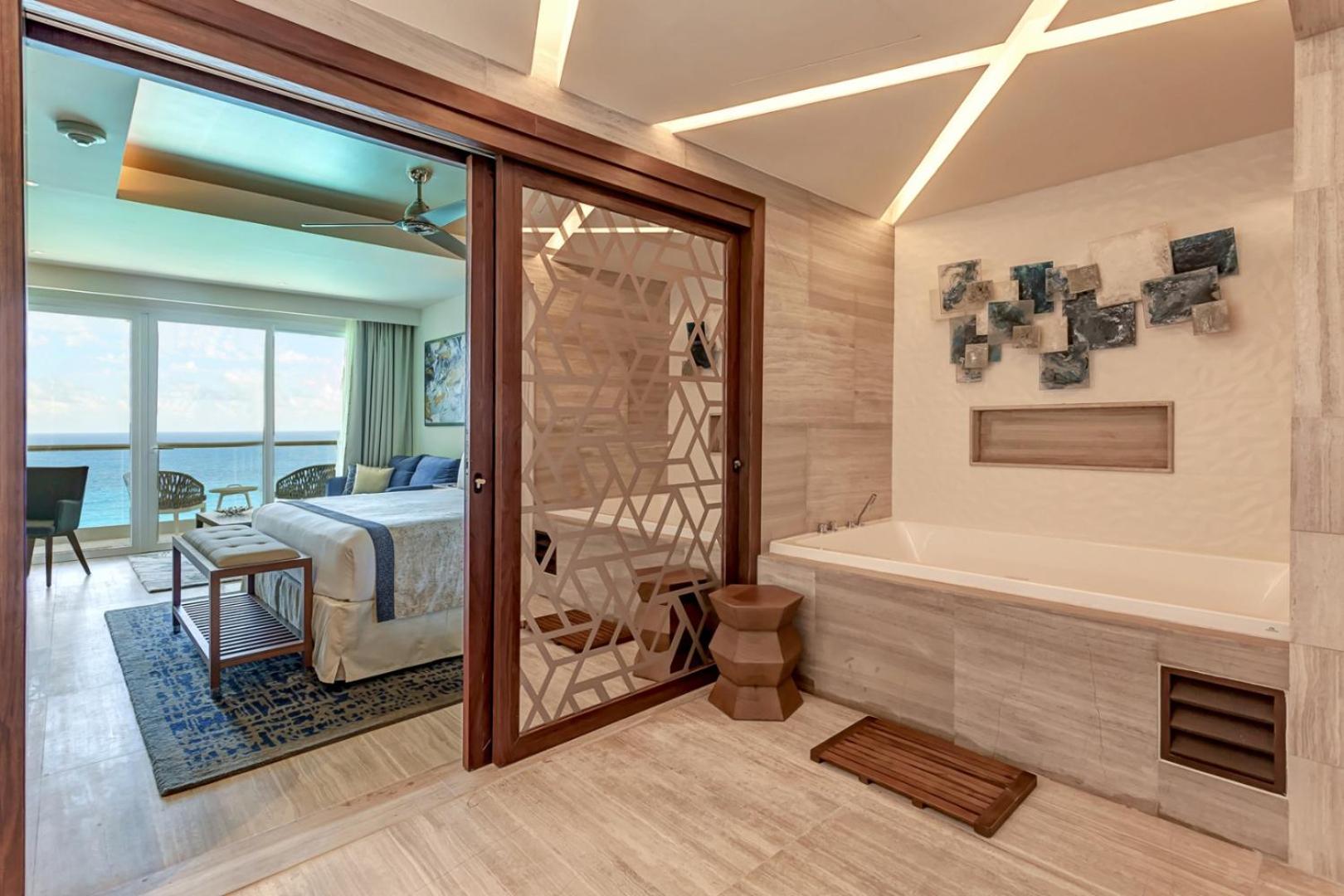 Royalton CHIC Cancun luksusa numurs ar atvērtā plānojuma vannu, skatu uz Karību jūru un privātu balkonu Kankunas piekrastē.