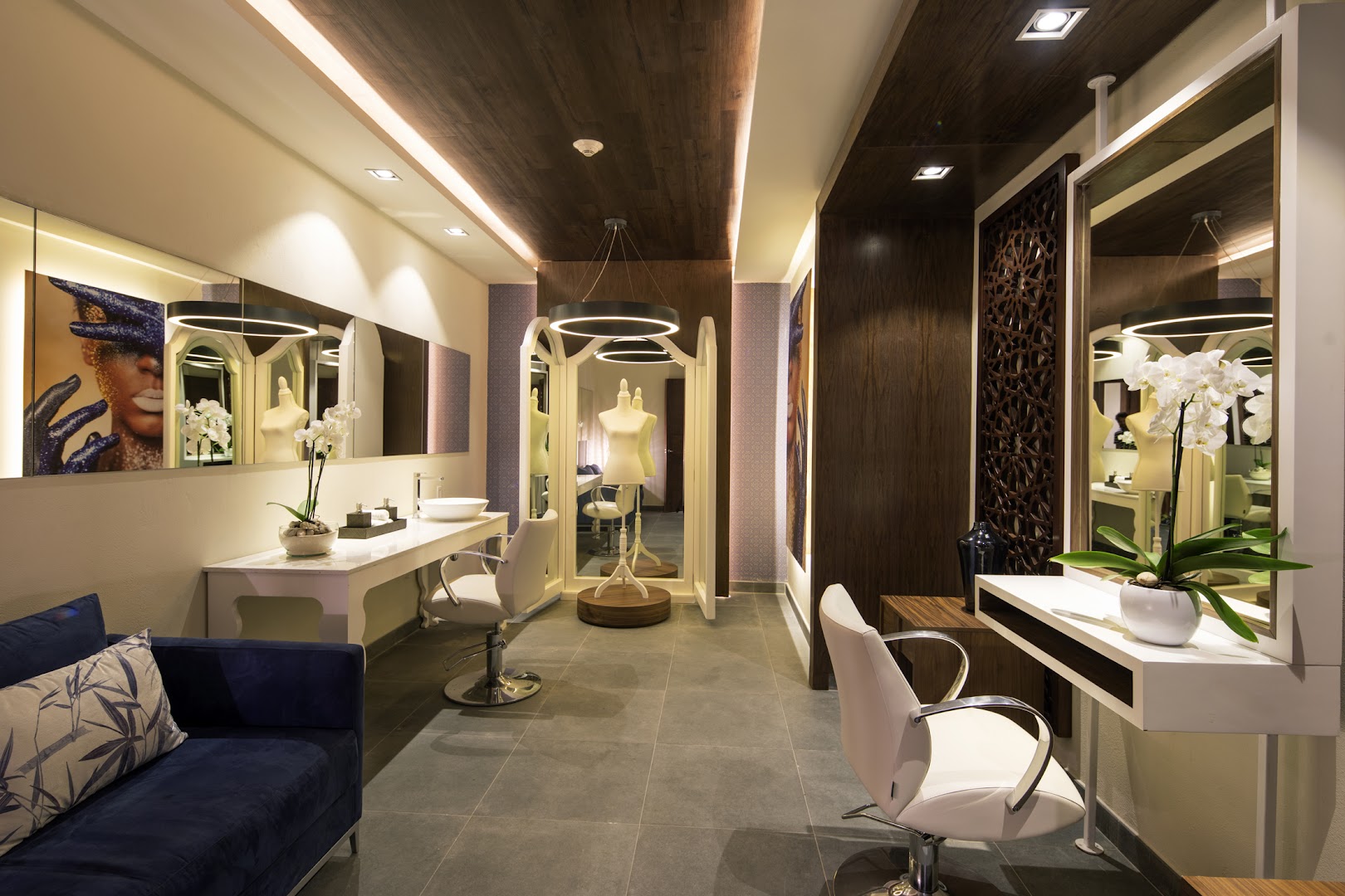 Royalton CHIC Cancun skaistumkopšanas salons ar moderniem krēsliem, spoguļiem un elegantu apgaismojumu viesiem