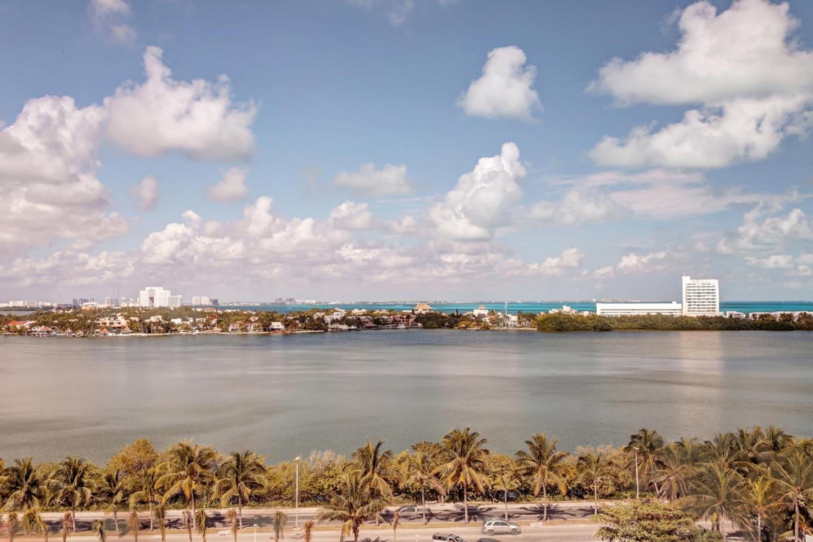 Panorāmas skats uz Kankunas kūrorta zonu un lagūnu no Royalton CHIC Cancun augšējiem stāviem dienas laikā