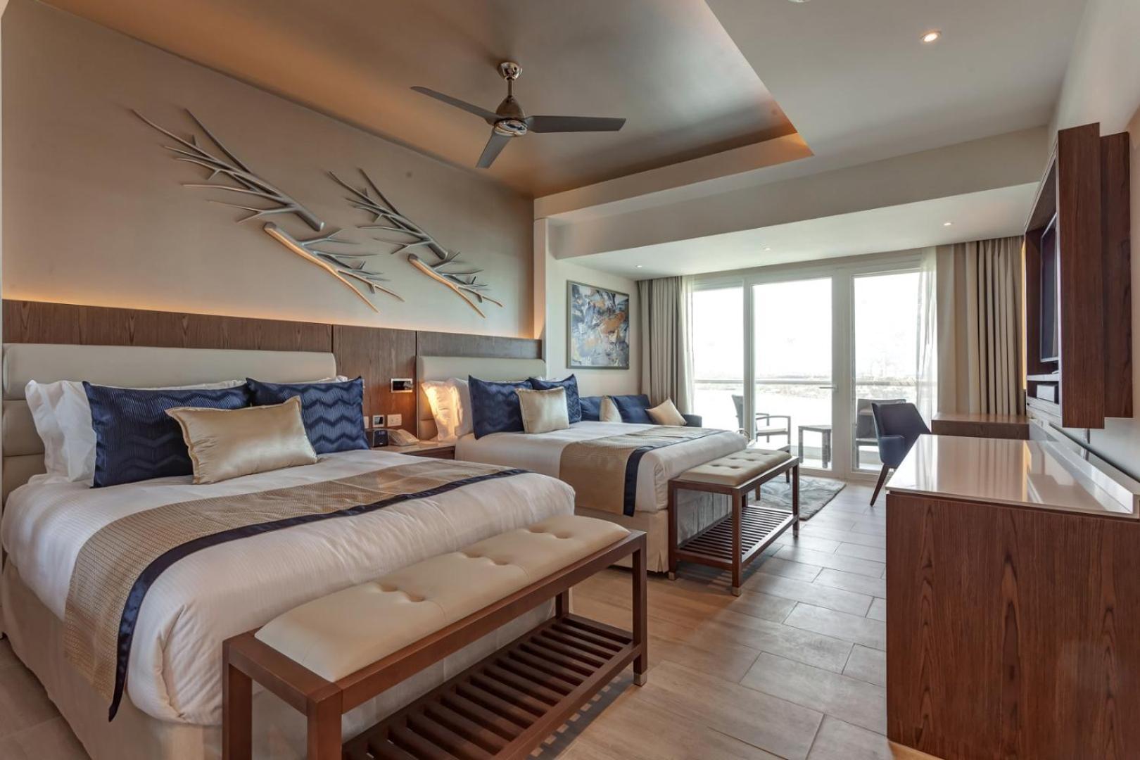 Royalton CHIC Cancun plašs numurs ar divām gultām, modernu dizainu un piekļuvi balkonam Kankunas kūrortā