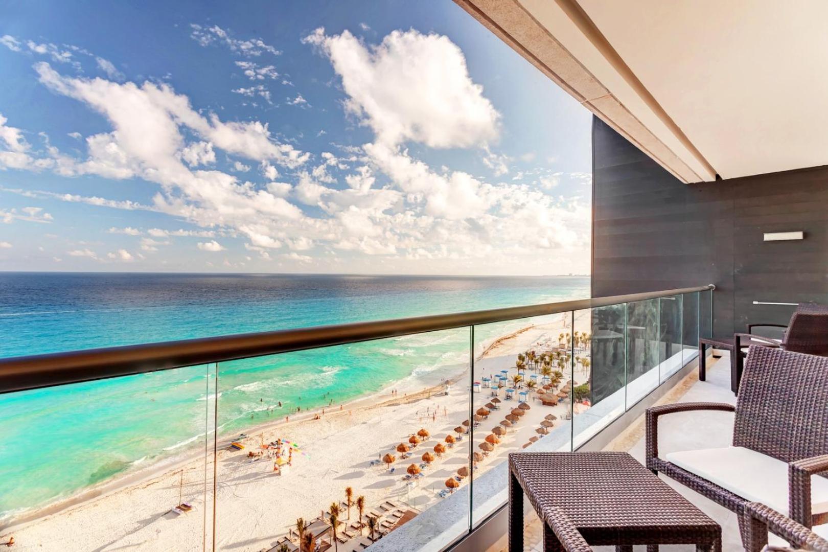 Skats no Royalton CHIC Cancun numura balkona uz balto smilšu pludmali un tirkīzzilo Karību jūru Kankunā, Meksikā