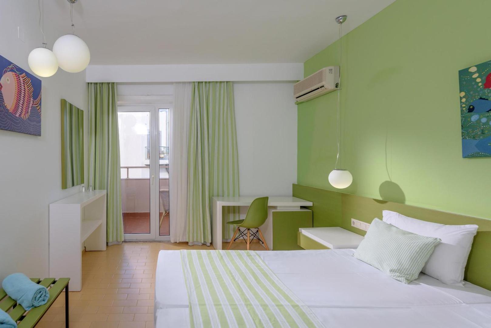 Zeus Palm Beach Hotel numura interjers zaļos toņos ar divguļamo gultu, kondicionieri un balkonu Krētā