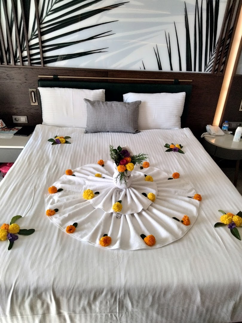 Kirman Hotels Belazur Resort & Spa gultas dekorācija no dvieļiem un svaigiem ziediem — romantisks sagaidīšanas pārsteigums viesnīcas numurā