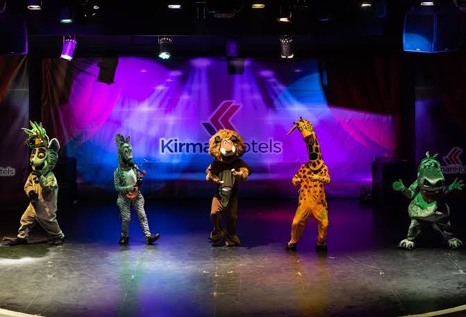 Vakara izklaides programma un animācijas šovs ar pasaku tēliem uz Kirman Hotels skatuves Belekā, Turcijā