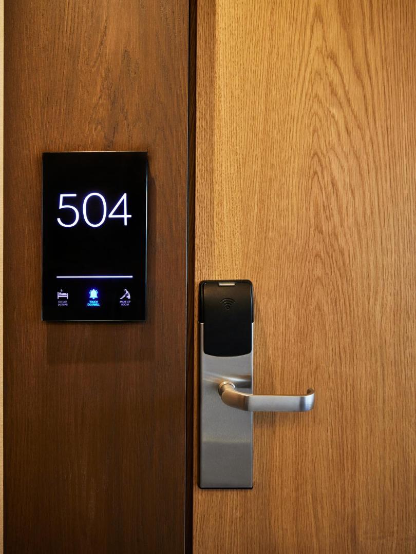 Mediterranean Hotel numura durvju elektroniskā slēdzene un skārienjutīgs informācijas panelis ar numuru pieci simti četri