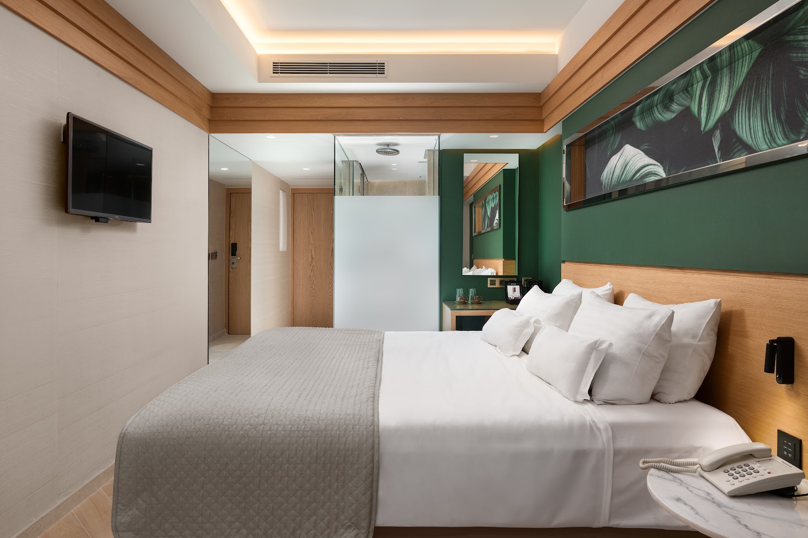 Mediterranean Hotel moderns numurs Rodas pilsētā ar divguļamo gultu, koka apdari un zaļiem akcentiem pie sienas