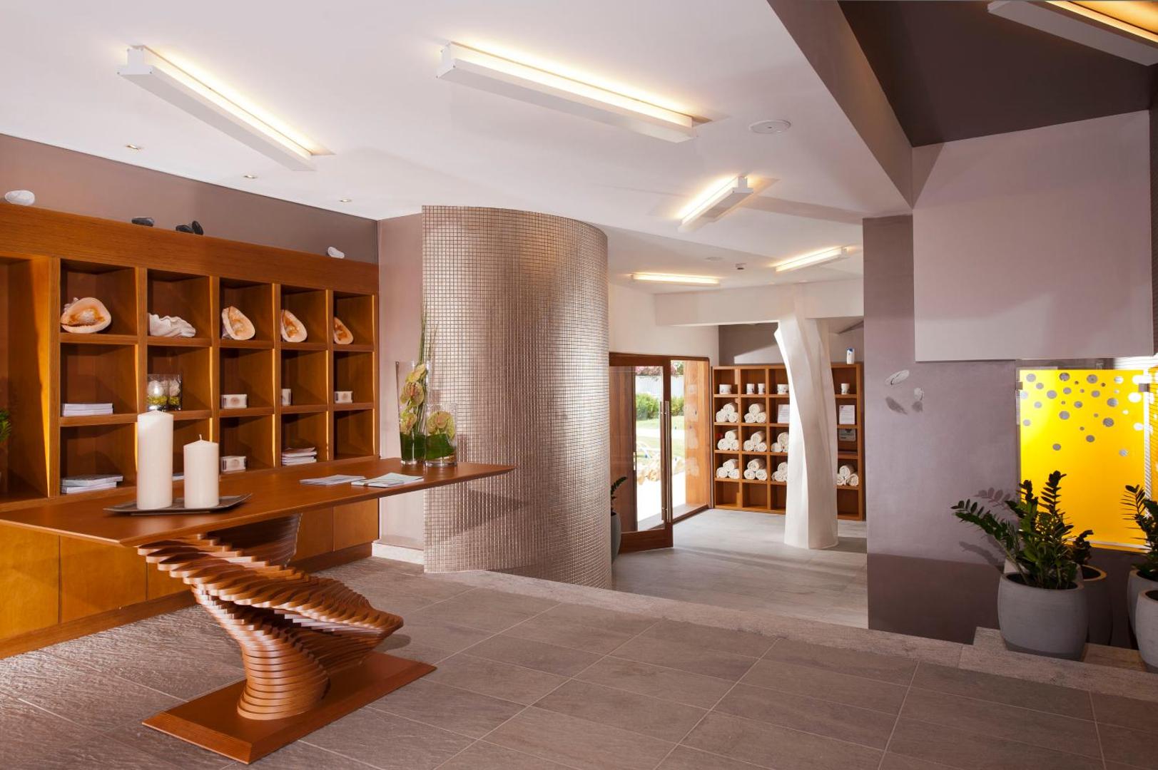 Elounda Bay Palace Hotel spa recepcija ar modernu koka dizainu un dizaina elementiem Krētā