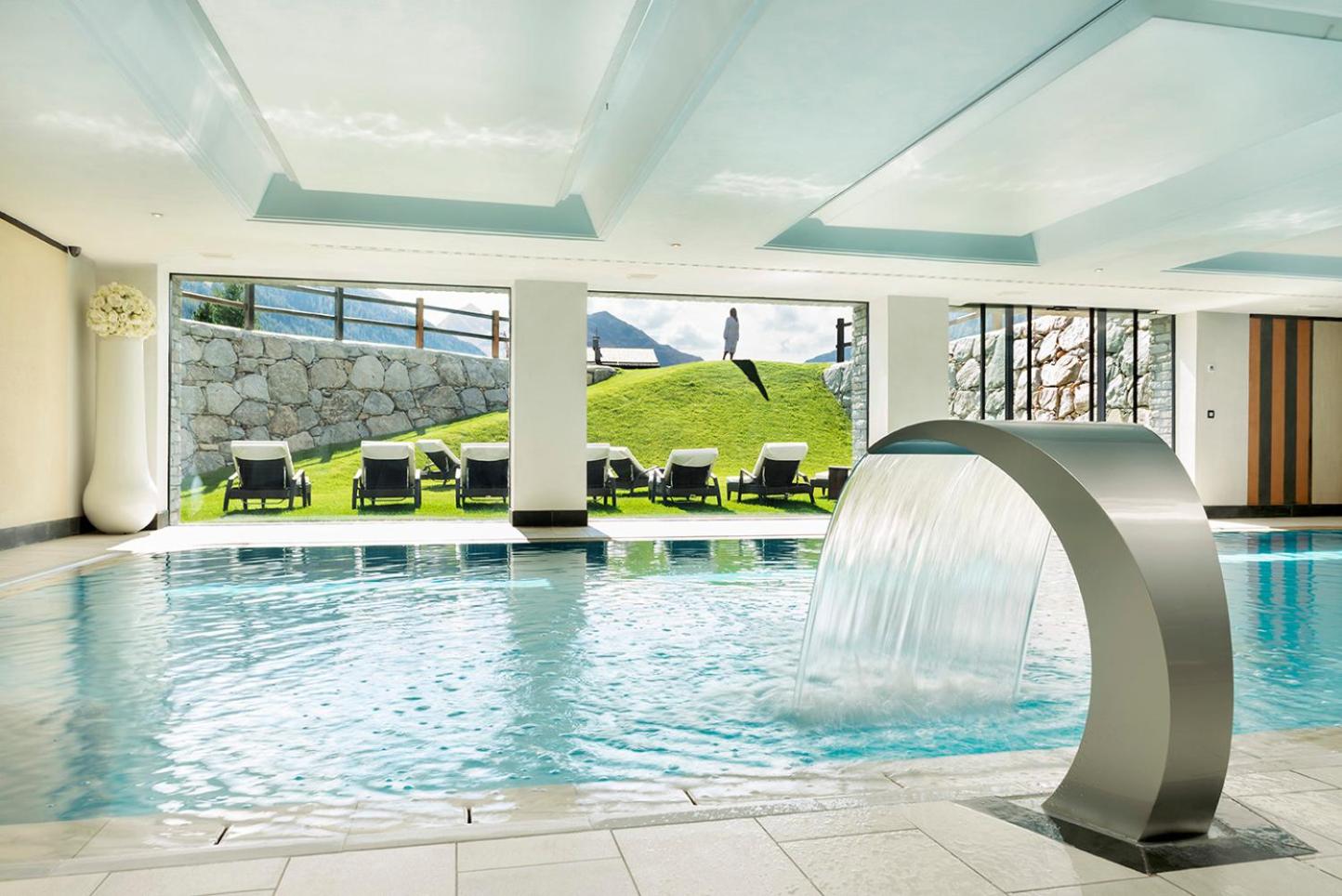 Lac Salin Spa & Mountain Resort spa zona ar baseinu, ūdens kaskādi un sauļošanās krēsliem pie loga