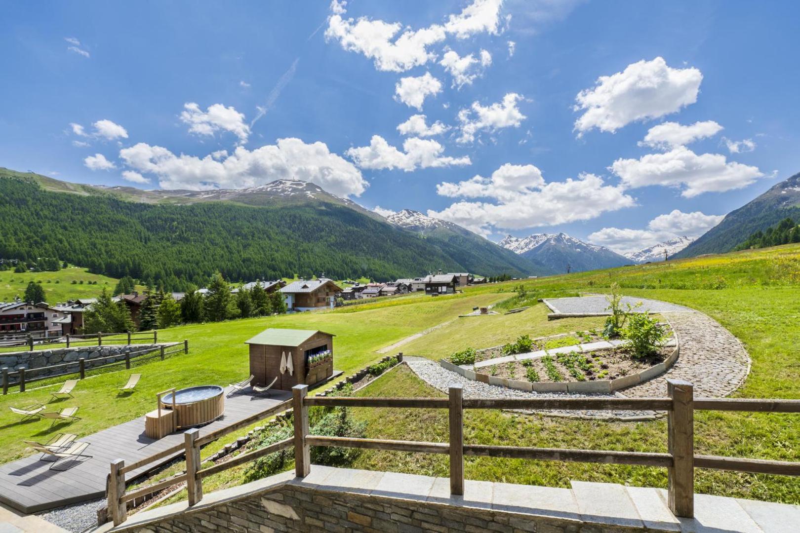 Lac Salin Spa & Mountain Resort panorāmas skats uz Livinjo ieleju, Alpu kalniem un viesnīcas āra atpūtas zonu ar kublu