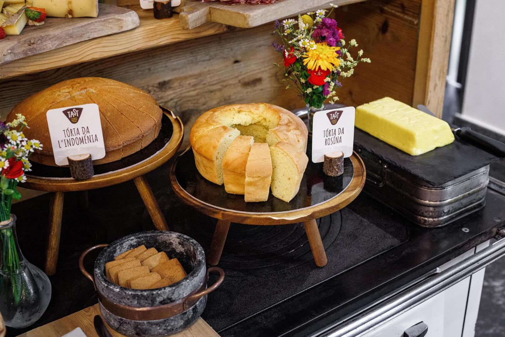 Tradicionālie itāļu konditorejas izstrādājumi un kūkas Lac Salin Spa & Mountain Resort brokastu bufetē Livinjo, Itālijā