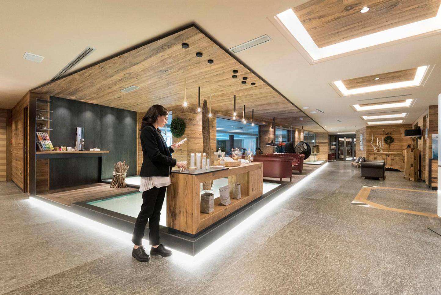 Lac Salin Spa & Mountain Resort modernais lobby un atpūtas zona Livinjo — koka apdare, elegants apgaismojums un mājīga atmosfēra kalnu kūrortā