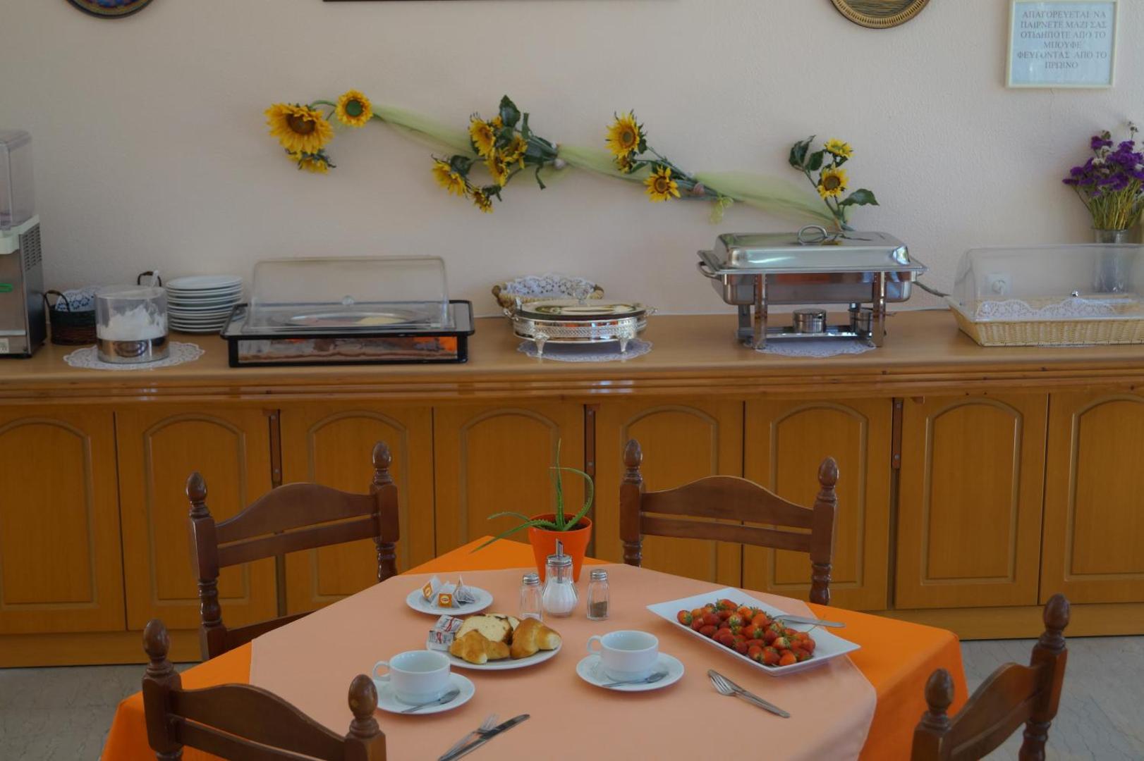 Brati Arkoudi Hotel brokastu bufetes galds ar svaigiem augļiem, smalkmaizītēm un siltajiem ēdieniem restorānā