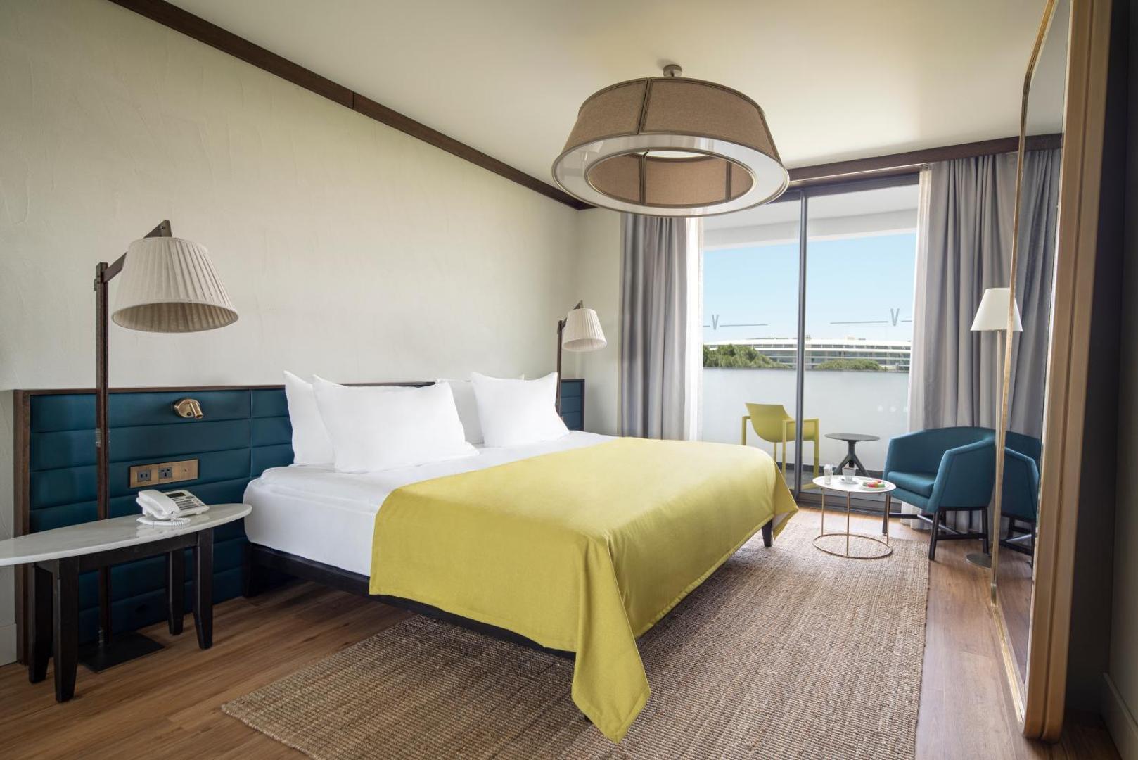 Voyage Belek Golf & Spa elegants numurs ar atpūtas zonu, balkonu un modernu interjeru Antaljas piekrastē