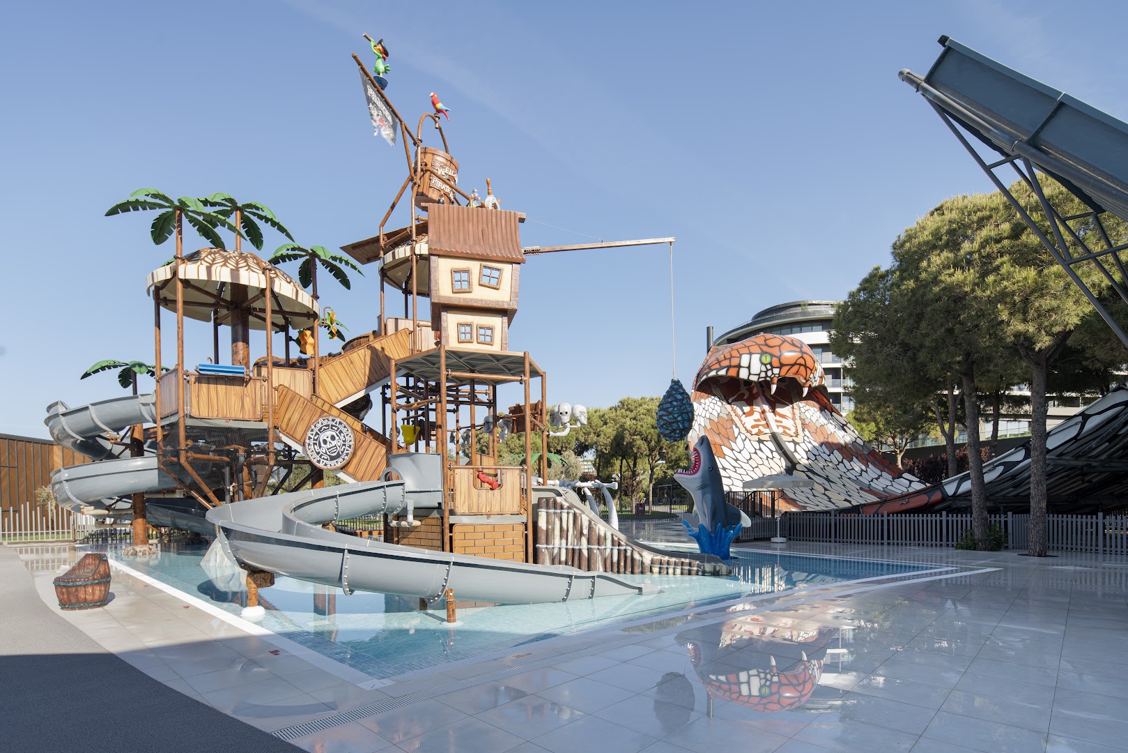 Voyage Belek Golf & Spa bērnu akvaparks ar pirātu kuģi, slidkalniņiem un seklu baseinu ģimenes atpūtai Turcijas kūrortā