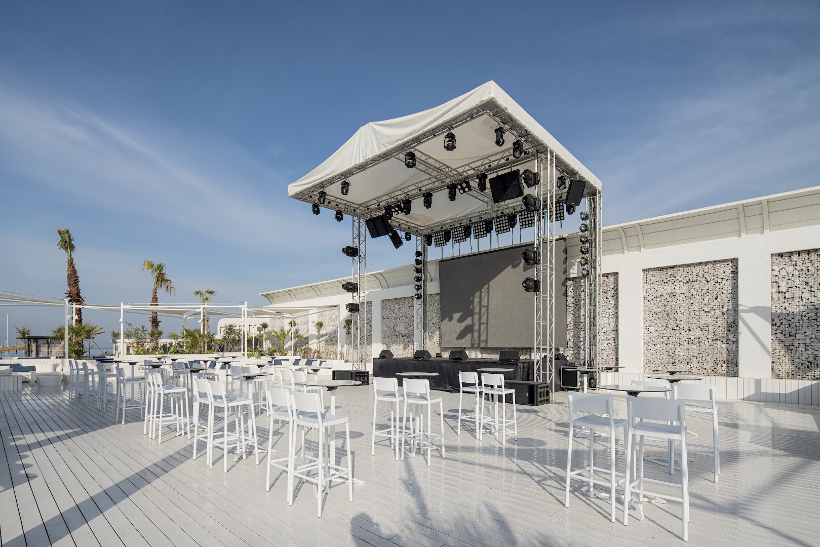 Voyage Belek Golf & Spa brīvdabas skatuve ar lielu ekrānu un bāra zonu vakara izklaides pasākumiem piekrastē