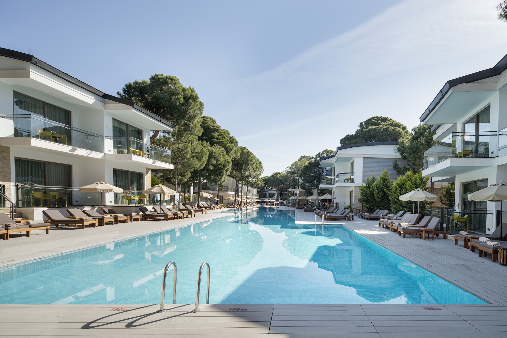 Voyage Belek Golf & Spa bungalo tipa numuri pie gara āra baseina ar priežu dārzu fonā Belekā
