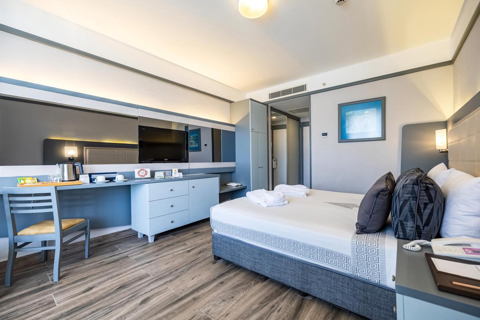 VONRESORT Golden Coast moderns divvietīgs numurs ar lielu gultu, televizoru un gaišām mēbelēm — mājīgs interjers atpūtai Turcijā