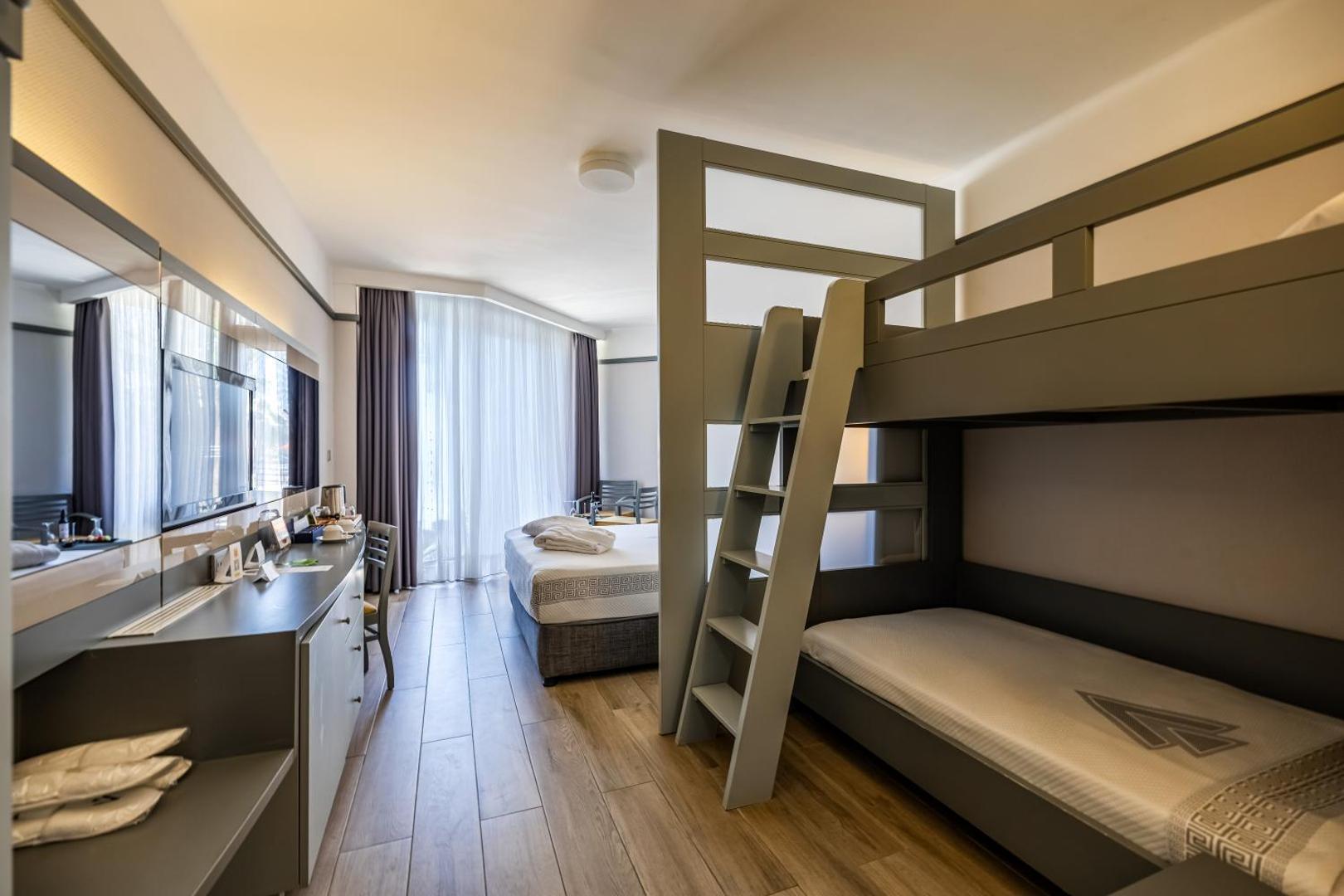VONRESORT Golden Coast ģimenes numurs ar divstāvu gultu bērniem un atsevišķu zonu vecākiem — funkcionāls risinājums ģimenēm
