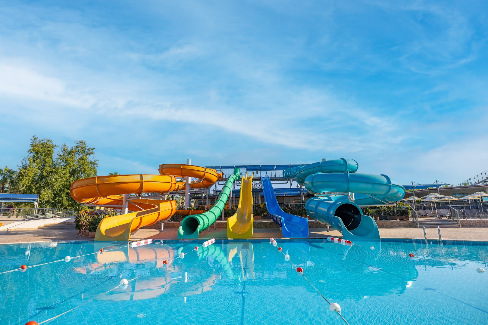 VONRESORT Golden Coast akvaparks ar krāsainiem ūdens slidkalniņiem un baseinu bērnu un pieaugušo izklaidei Sidē